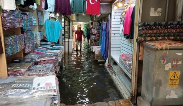 İzmir’de Tarihi Kemeraltı Çarşısı göle döndü