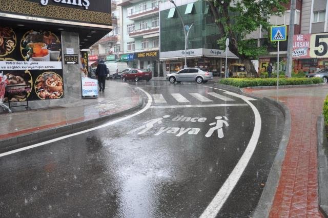 İzmit Bağdat ve Zincirlikuyu Caddelerine aşınma asfaltı serildi