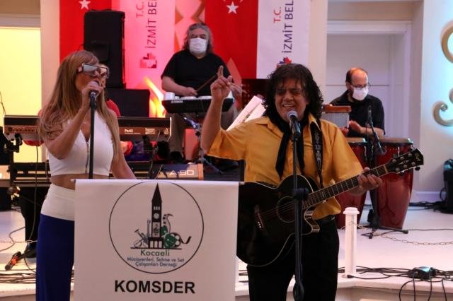 İzmitliler bayram coşkusunu müzisyenlerle yaşadı