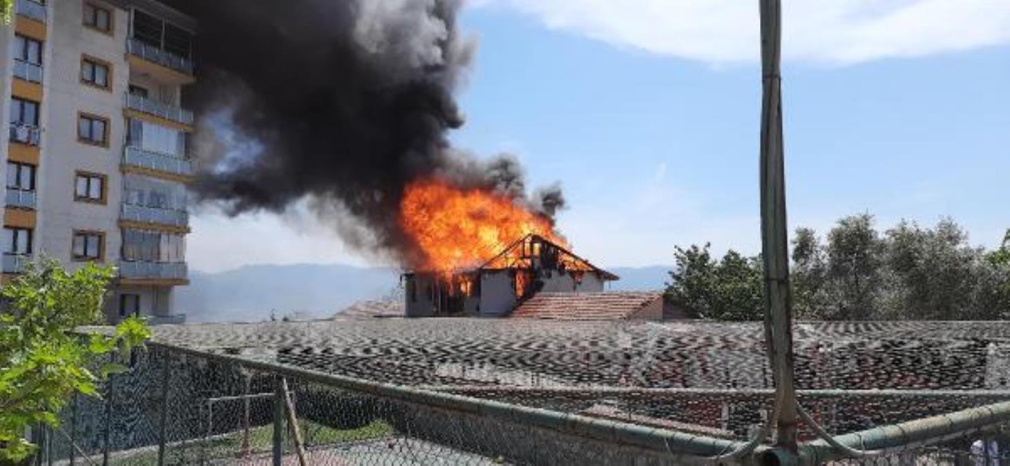 İZMİT’TE 2 KATLI EV, ALEV ALEV YANDI