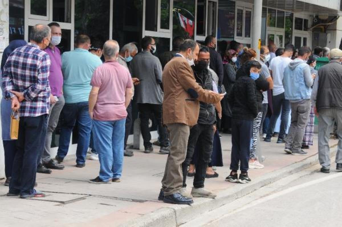 İzmit’te tam kapanma sonrası sokaklarda yoğunluk oluştu
