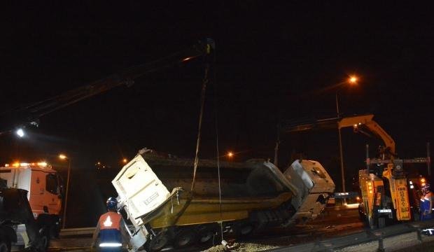 Kağıthane’de devrilen çakıl yüklü hafriyat kamyonunun sürücüsü yaralandı