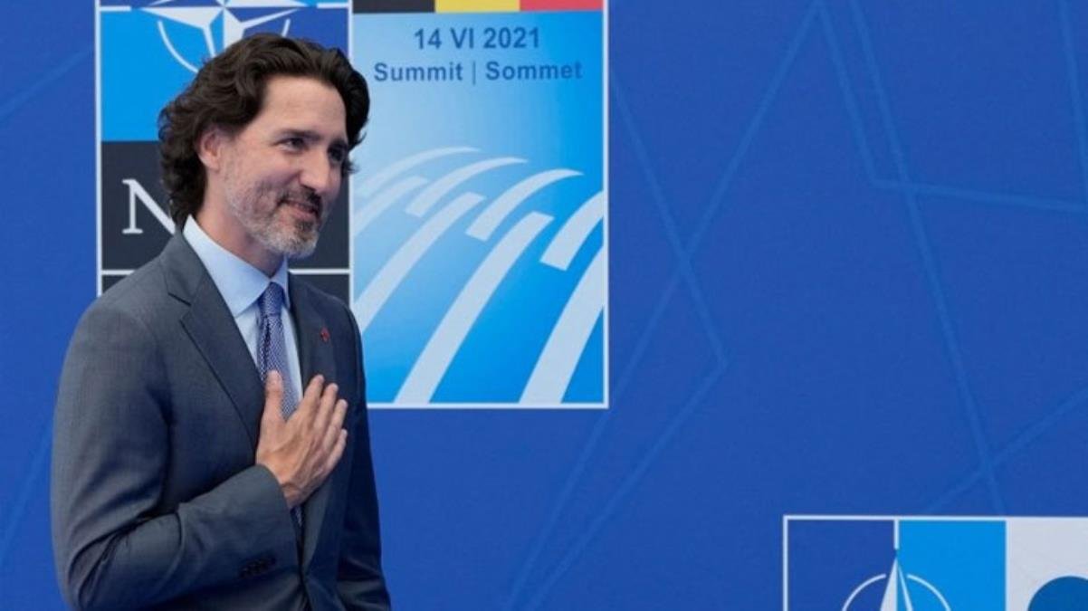 Kanada Başbakanı yine bildiğiniz gibi! NATO Zirvesi’ne renkli çoraplarıyla damga vurdu