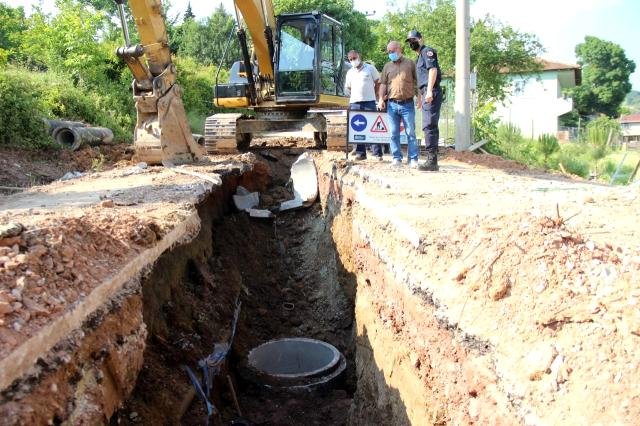 Kanalizasyon hattı çalışmaları sırasında toprak kaydı, işçi göçük altında kaldı