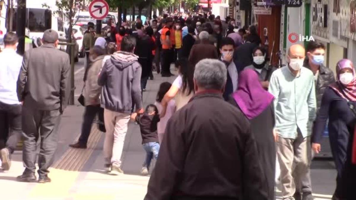 Kapanma sonrası caddeler insanlarla doldu taştı