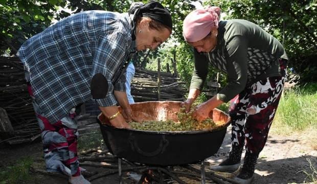 Karadenizli kadınlar geleneksel dut pekmezi yapımına başladı