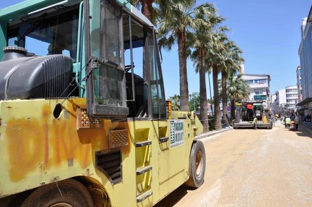 Karamürsel İnönü Caddesi altyapı çalışmaları sonrası asfaltlanıyor