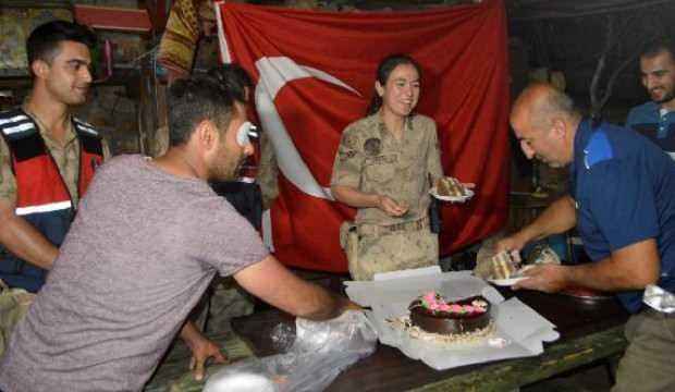 Kavga ihbarına giden jandarma ekiplerine pastalı kutlama