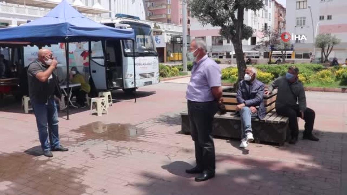 Kent meydanında mobil aşı aracını gören randevu olmadan aşı olmaya koştu