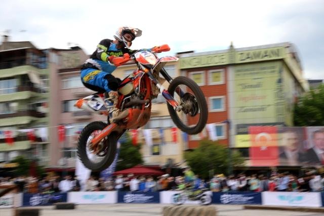 Kentin göbeğinde nefes kesen gösteri