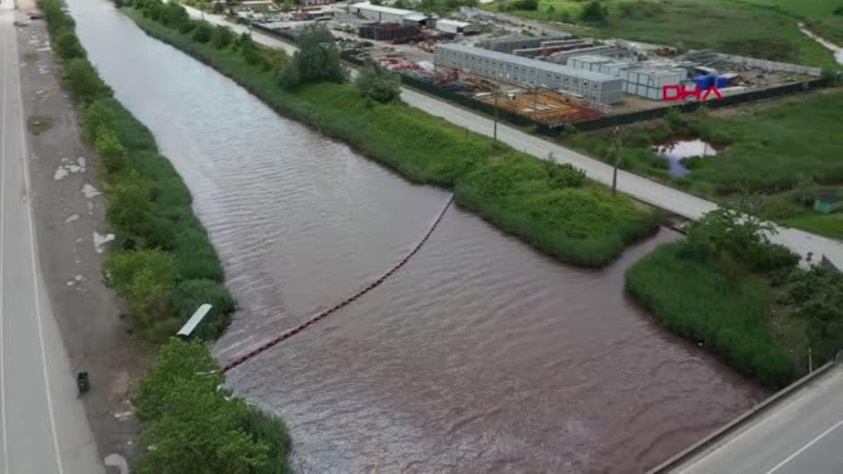 KOCAELİ’DE ATIK SU DERENİN RENGİNİ DEĞİŞTİRDİ