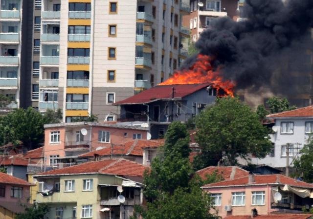 Kocaeli’de ev yangını, müdahale sürüyor