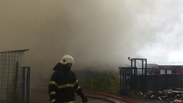 Kocaeli’de fabrikanın deposunda yangın