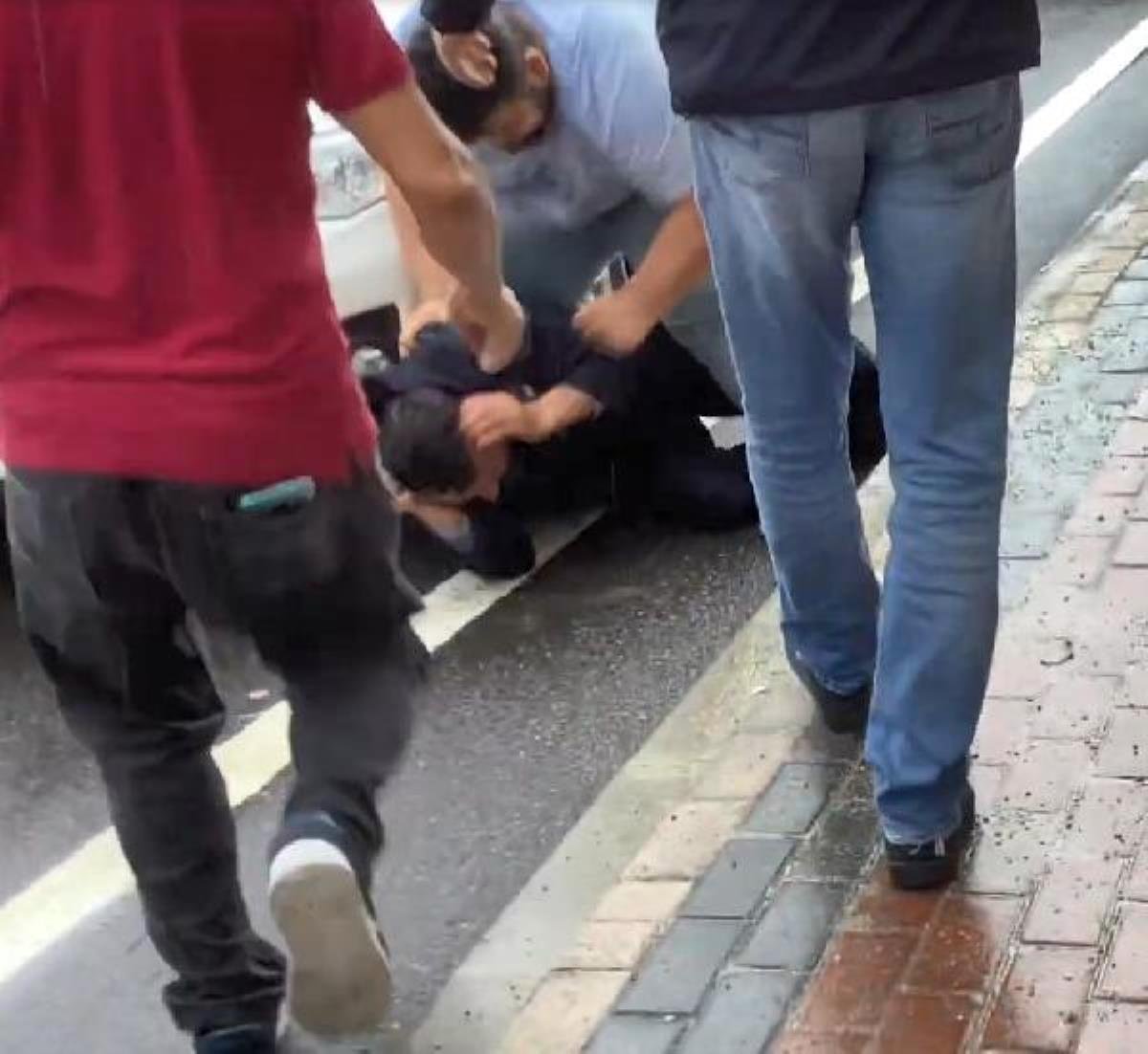 Küçük yaştaki kızı taciz edenleri tekme tokat dövdüler