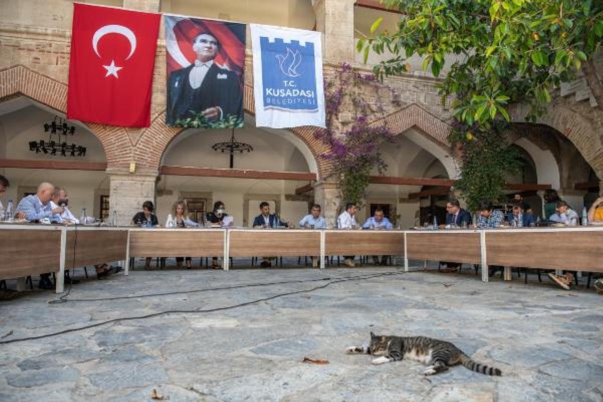 Kuşadası’nda evcil hayvan satışı yasaklandı