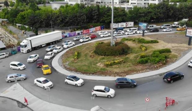 Kuyumcukent’te İBB’nin yaptığı kavşak çalışması trafiği kilitledi