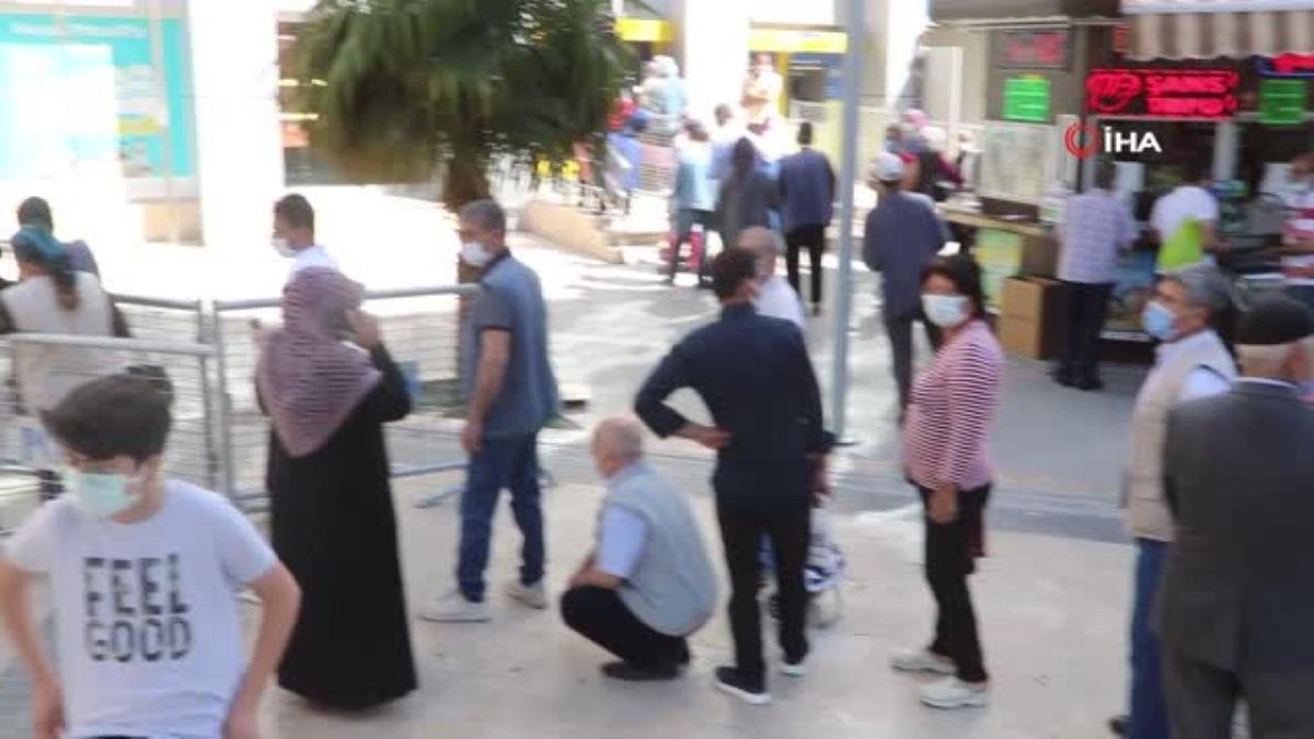 Malatya’da kontrollü normalleşmede metrelerce kuyruk oluştu