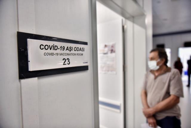 Mersin’de 45 yaş ve üzeri vatandaşlar Kovid-19’a karşı aşılanmaya başladı