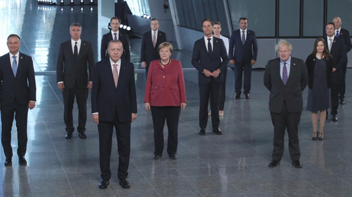 NATO Zirvesi’nde katılan 30 lider, aile fotoğrafı çektirdi