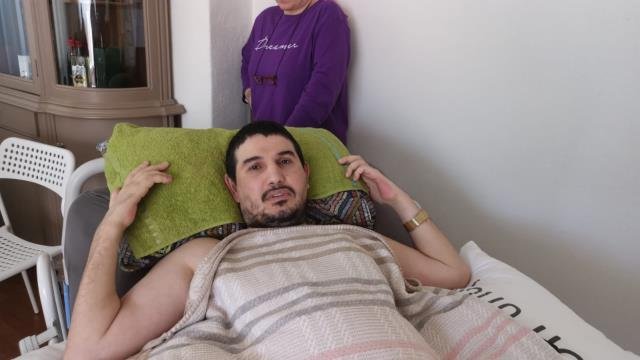 Omurilik felci olan genç “ayağa kaldıran akülü sandalye” ile hayata tutunmak istiyor
