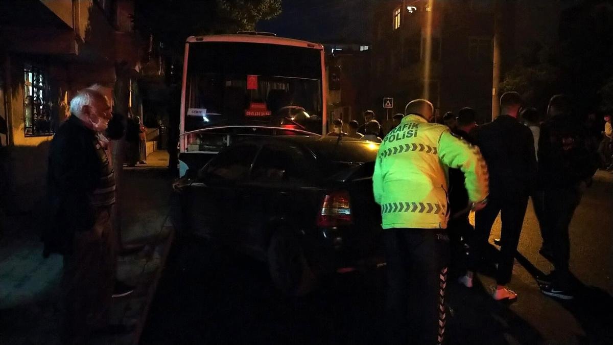 Otomobil önce çocuğa sonra otobüse çarptı: 3 yaralı