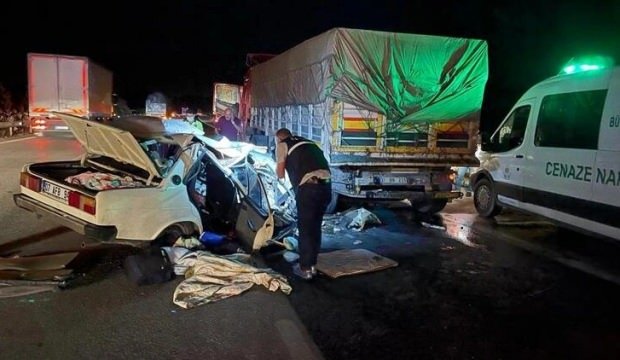 Otomobil, TIR’ın altına girdi: Anne öldü, baba ve 2 çocuğu yaralı