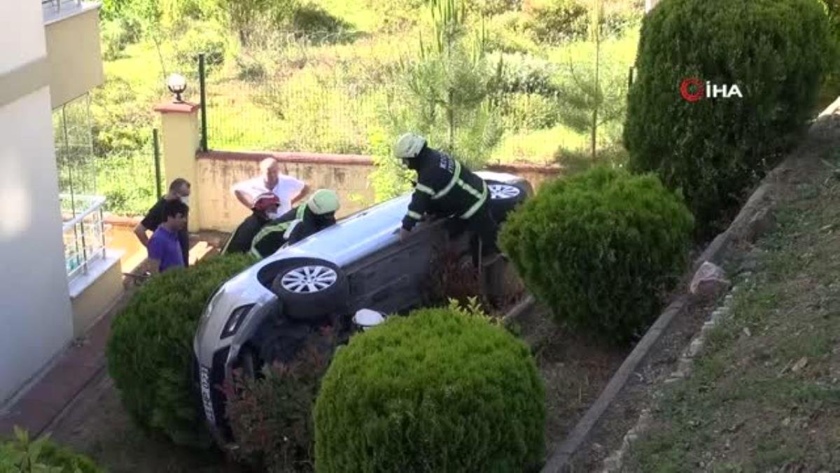 Otomobilini park ederken 4 metreden sitenin bahçesine uçtu