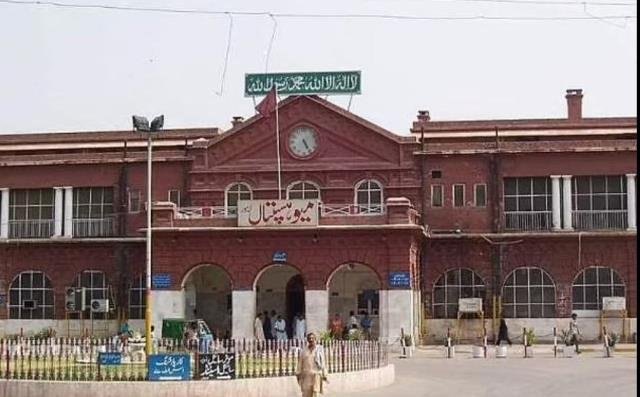 Pakistan’da doktor kılığına giren güvenlik görevlisinin ameliyat ettiği yaşlı kadın hayatını kaybetti