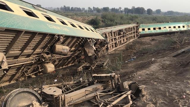 Pakistan’da iki tren kafa kafaya çarpıştı: 30 ölü, 50 yaralı