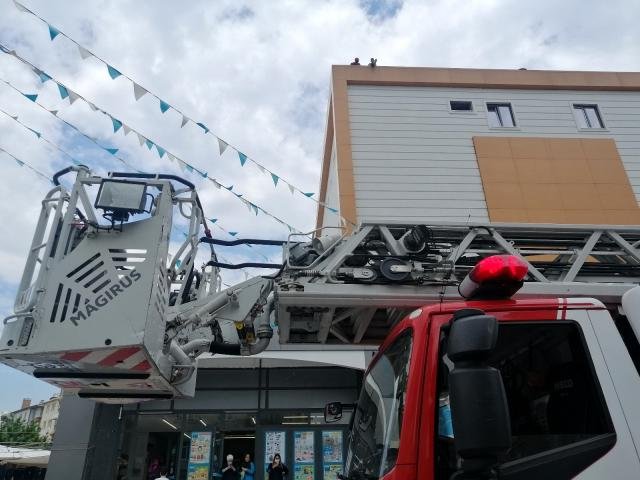 Paralarını alamayan inşaat işçileri çatıda intihara kalkıştı