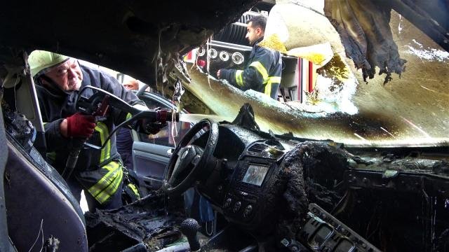 Park halinde alev alan otomobil hurdaya döndü