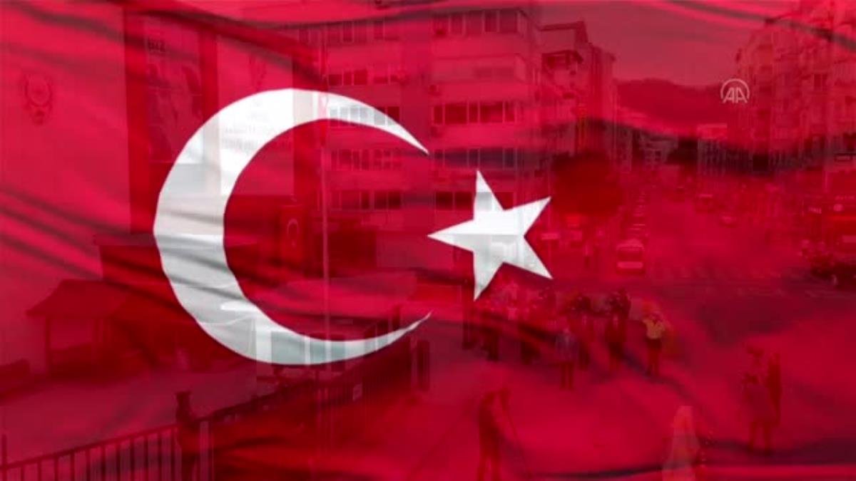 Polis ekipleri, İstiklal Marşı’nı söyledi