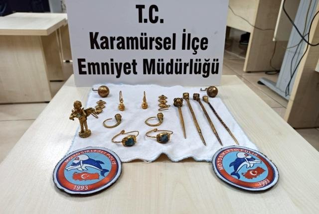 Polis ekiplerinin şüphelendiği araçtan 15 adet tarihi eser çıktı