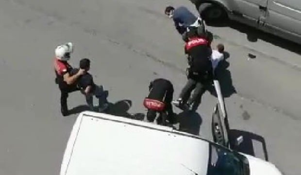 Polis yola dökülen uyuşturucuyu süpürge ile topladı