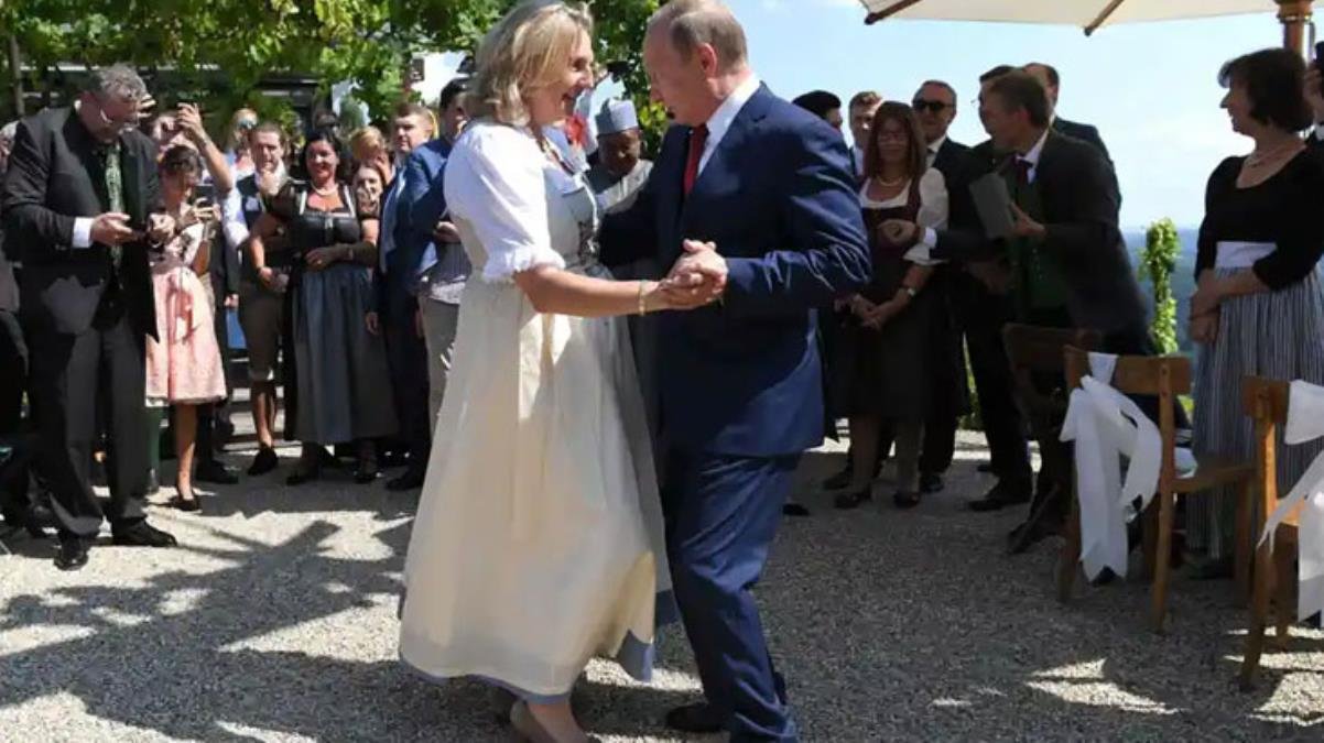 Putin’le yaptığı dans nedeniyle tüm dünyada adından söz ettiren Avusturya eski Dışişleri Bakanı, Rus petrol devinde yönetim kurulu üyesi oldu