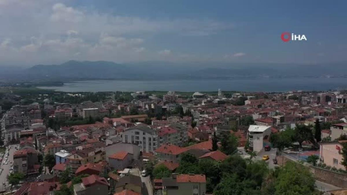Riskli alan ilan edilen mahallede kepçenin dokunduğu ev yerle bir oldu