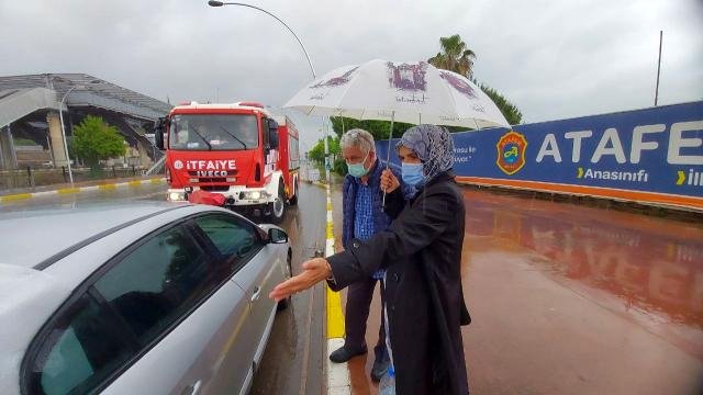 Seyir halinde olan otomobilin camı patladı