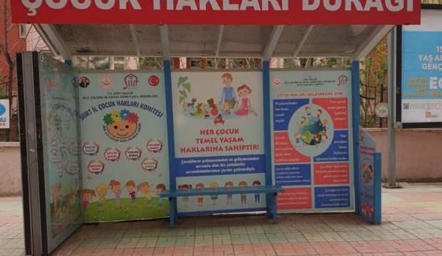 Siirtli çocuklar duraklarda masal dinleyecek