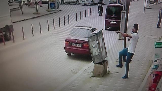 Sinirini çıkarmak için tekme atarak telefon panosunu böyle devirdi