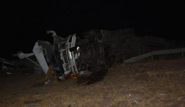 Siverek’te buğday yüklü kamyon ile tır çarpıştı: 1’i ağır 3 yaralı