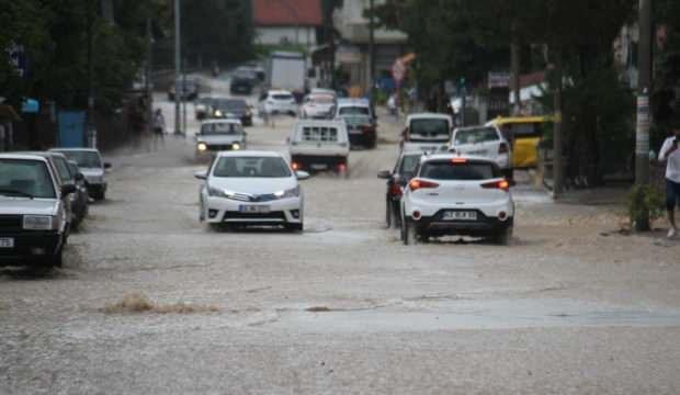 Sokaklar beyaza büründü, dolu yığınları kamyonlarla taşındı