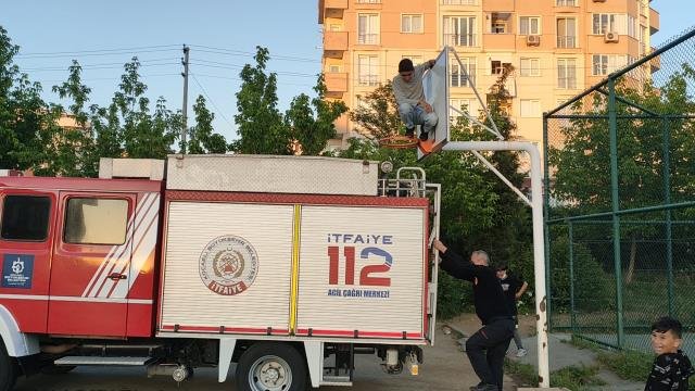 Son dakika haber… Kocaeli’de tırmandığı basketbol potasından inemeyen çocuğu itfaiye kurtardı