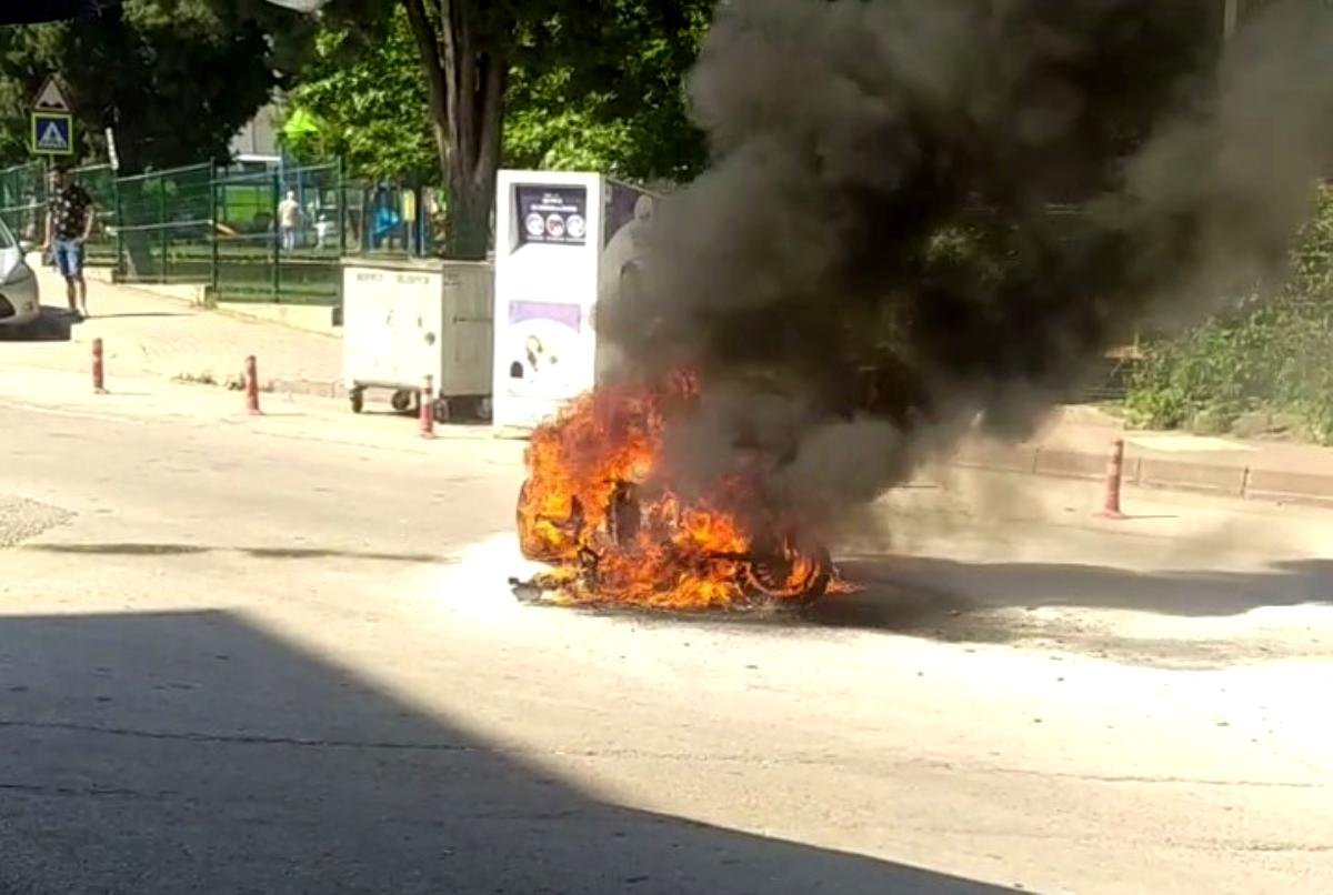 Son dakika haberleri! Yeni aldığı motosikleti alev alev yandı, kendisi hastanelik oldu