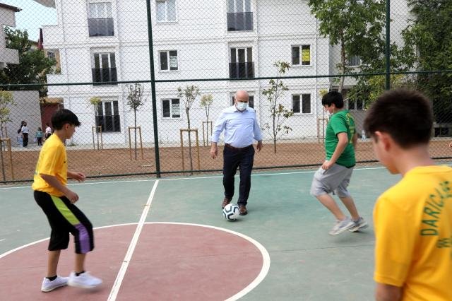 Son dakika: Sosyal medyadan top isteyen çocuklara belediye başkanından sürpriz