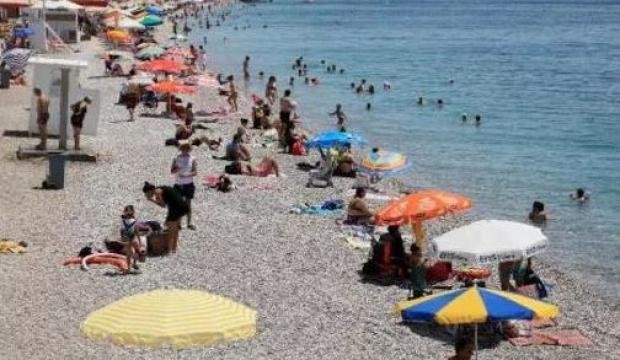 Son kısıtlama öncesi tatilciler sahile akın etti