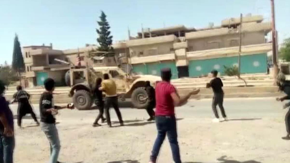 Terör örgütü YPG/PKK yandaşları Suriye’de ABD ordusu araçlarını taşladı