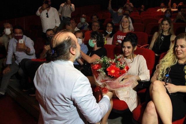 Tiyatro salonunda oyuncudan sürpriz evlilik teklifi