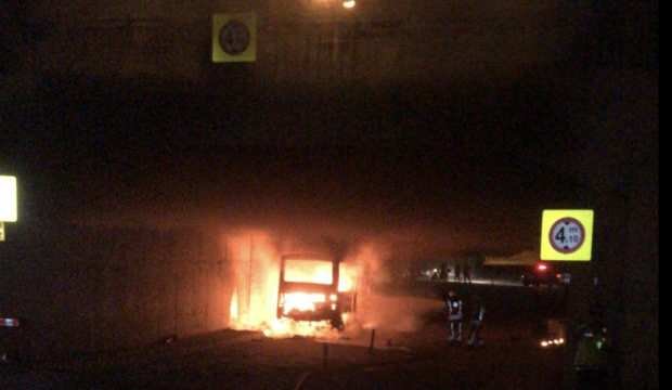 Topkapı köprüsünün altında bir minibüs alev alev yandı