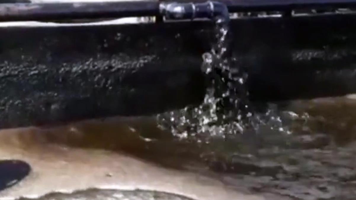 Üzerine beton dökülüp kapatılmıştı! TPAO Diyarbakır’daki kuyudan akan oluk oluk petrolü paylaştı