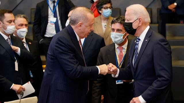 Yabancı basın Erdoğan ve Biden’ın tokalaştığı anı çarpıtarak servis etti
